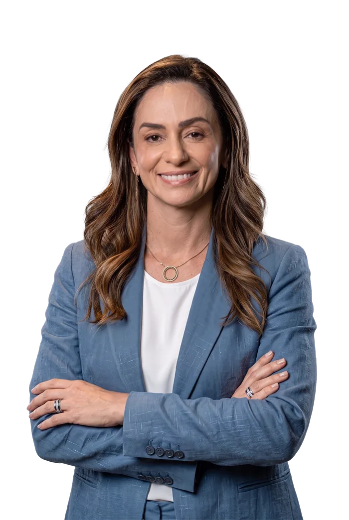 Dra. Thays Crosara de braços cruzados, sorrindo